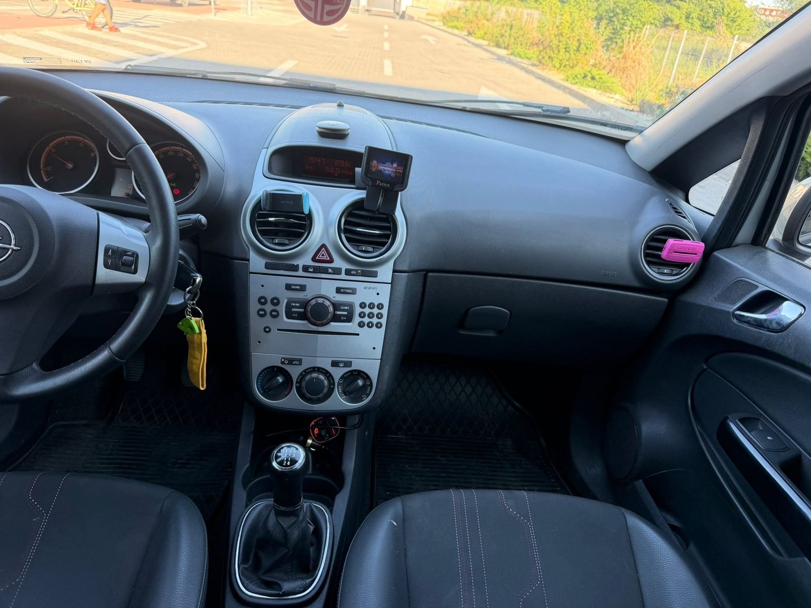 Opel Corsa 1.4 diesel — Interior / consolă