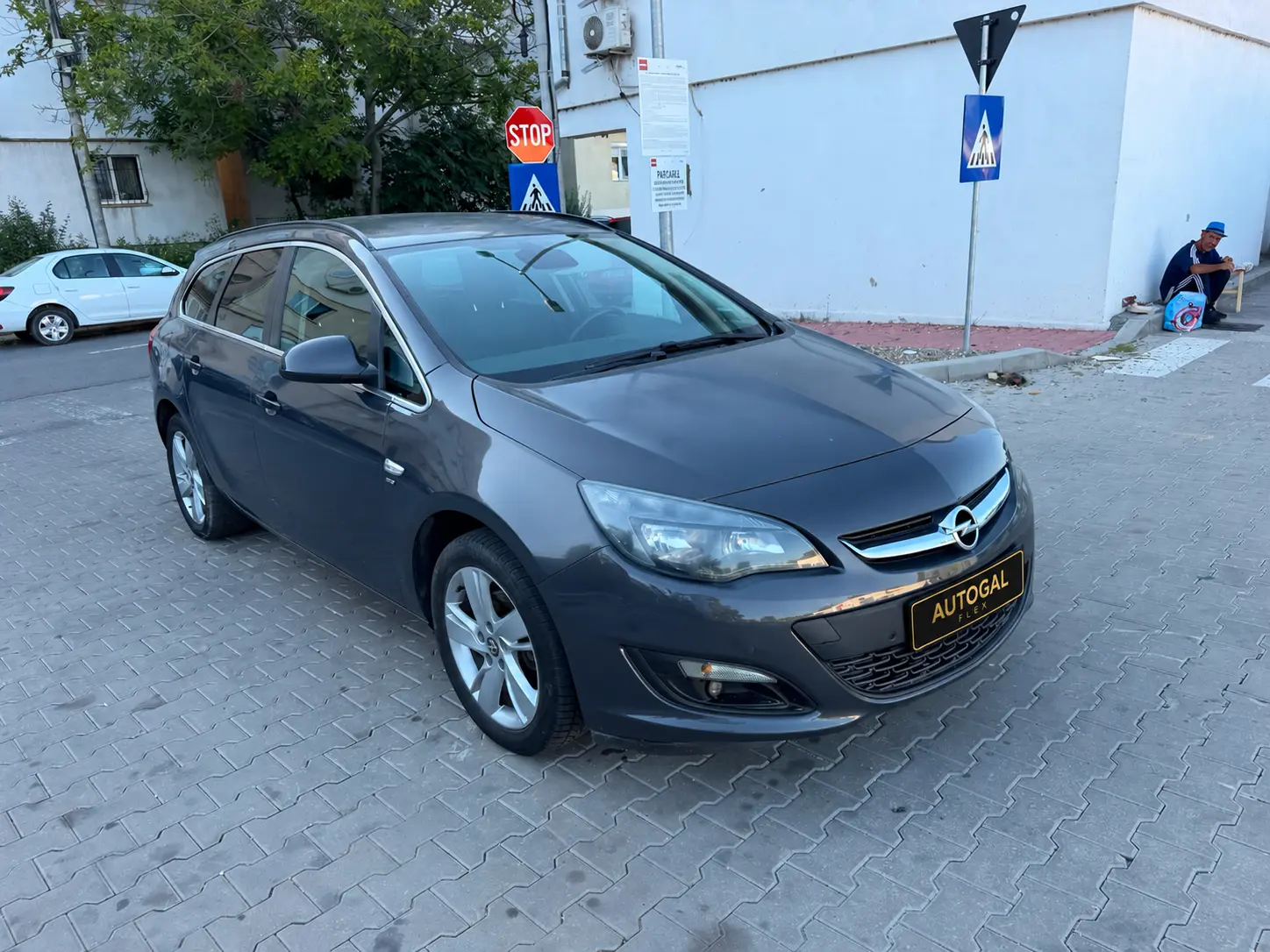 Opel Astra J Sports Tourer disponibil la închiriere în Galați